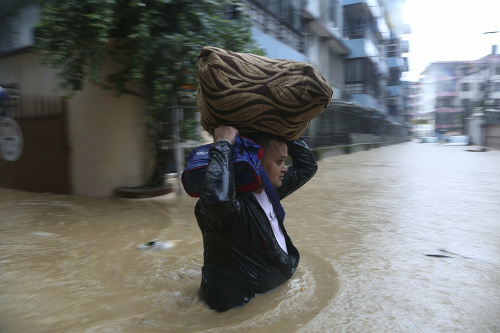 Bangladéš, Indiu a Nepál sužujú monzúnové dažde.