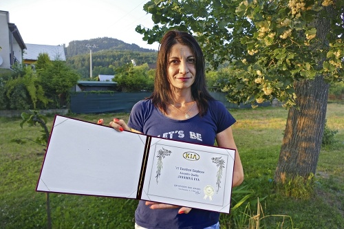 Eva (34) z Tepličky nad Váhom ukazuje ocenenie podpísané viceprezidentom automobilky. 