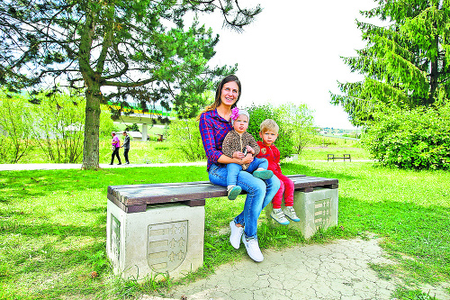 Janka (25) s deťmi Margarétkou (1) a Šimonkom (2) využili lavičku na oddych.
