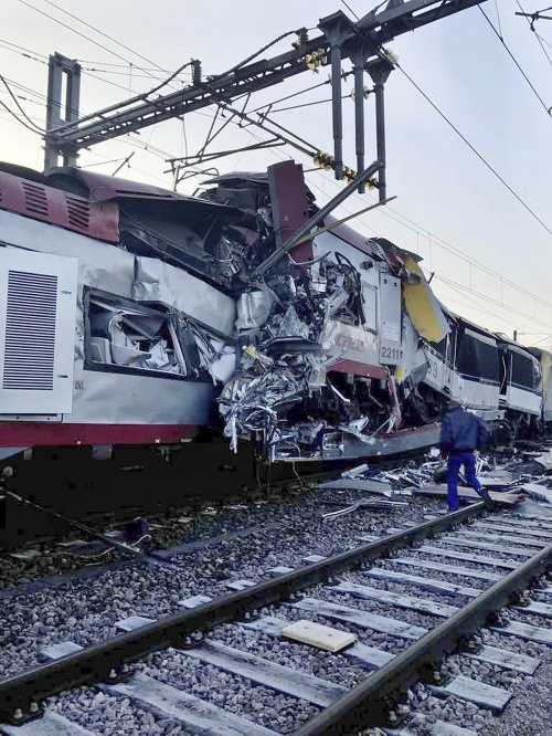 Vlaky zostali po zrážke zdemolované.