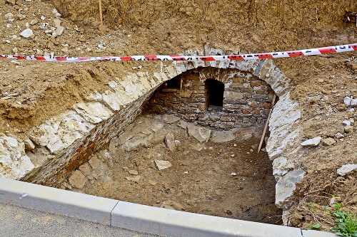 Výkopové práce v okolí novopostavenej obecnej bytovky odhalili pozostatky kaštieľa.