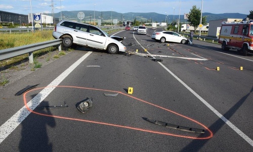 Pri nehode v Novákoch vyhasol život jedného z vodičov.