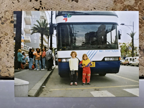 Nela cestovala do Španielska autobusom.