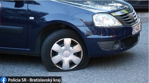 Policajt trikrát vystrelil do pneumatiky. 