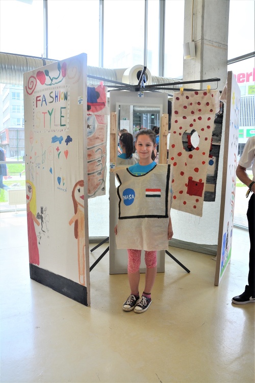 Mária Timková (11)  si vyskúšala skutočného obliekacieho robota.