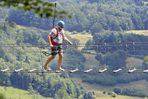 Adrenalínovým milovníkom nechýbal ani potrebný výstroj do výšok.