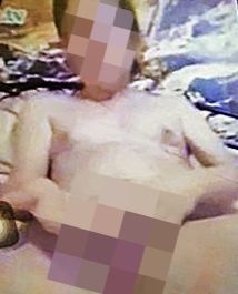 Učiteľ sa dal nahý komandovať dvoma žiačkami základnej školy.