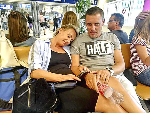 Na letisku čakala aj  tehotná Andrea s partnerom.