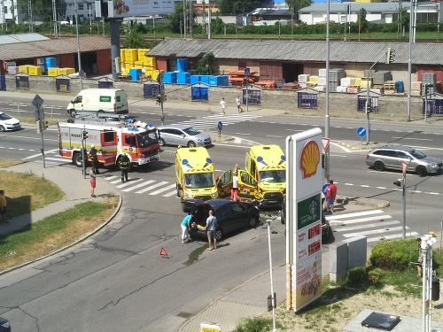 K nehode sanitky s osobným autom došlo na Panónskej.