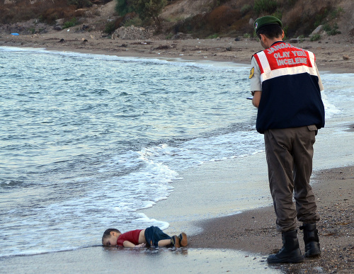 Záber na mŕtveho chlapčeka Ajlana Kurdího dojala celý svet.