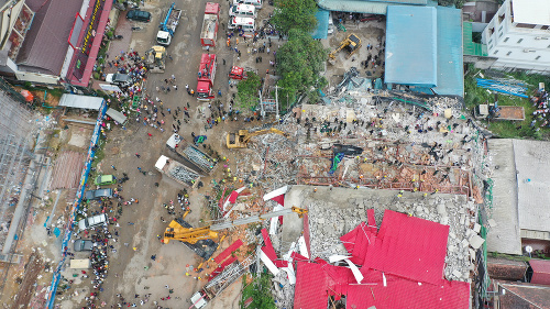 Po páde rozostavanej budovy evidujú 25 mŕtvych.