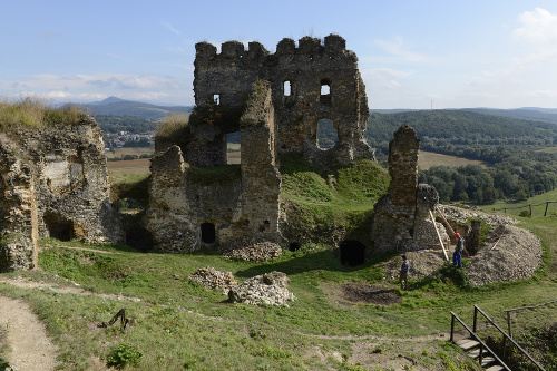 Hrad Čičva sa vypína nad obcou Sedliská neďaleko Vranova nad Topľou.