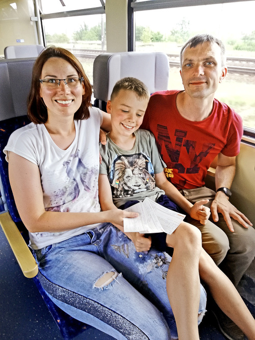Rodinka Valentyn (35) a Táňa (35) so synom Olegom (8) z Kyjeva na výlete motoráčikom na Slovensko.