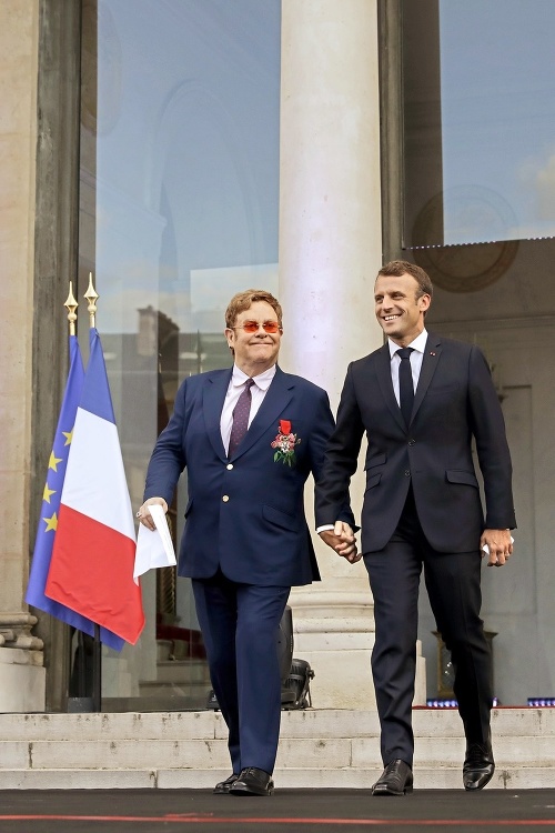Macron označil hudobníka za  ikonu, ktorá vie ísť príkladom.