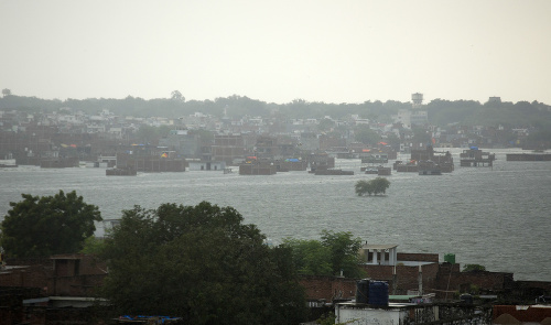 Pohľad na zaplavené rezidenčné budovy v rozvodnenej rieke Ganga po prudkých dažďoch v indickom Allahabáde.