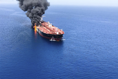 Na tankeroch došlo k výbuchom. 