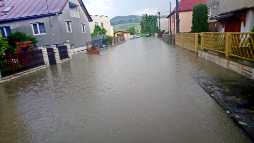 Spišské Podhradie: Takto to vyzeralo počas besnenia živla na Komenského ulici.