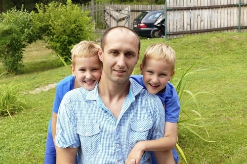 Dvojičky Martinko (6) a Miško (6) s otcom Vladimírom (39)