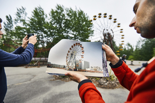 Vtedy a dnes: Sprievodca ukazuje turistom záber, ako to v zábavnom parku  vyzeralo kedysi. 