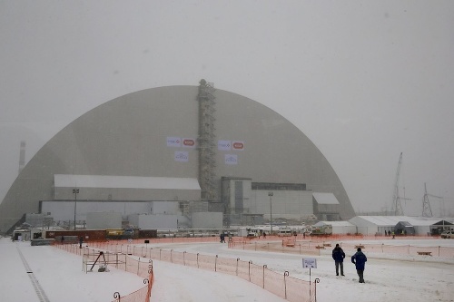 Nový kryt betónového sarkofágu reaktora jadrovej elektrárne v Černobyle.