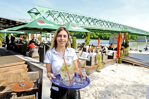 Čašníčka Vanesa (19) sa teší, že strávi leto na pláži, aj keď pracovne.