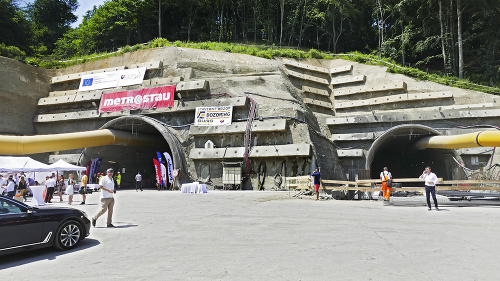 Pred vjazdom do tunela panuje čulý stavebný ruch.
