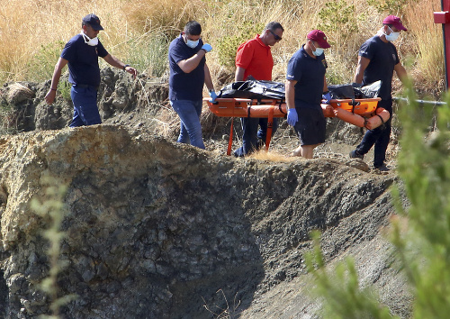 Cyperskí forenzní experti vynášajú  telesné pozostatky pravdepodobne 6-ročného dievčaťa, ktoré vytiahli potápači z jazera pri cyperskej dedine Xiliatos, neďaleko Nikózie.