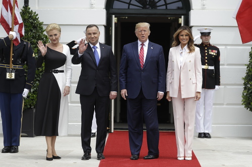 Poľský prezident Andrzej Duda, prvá dáma Poľska Agata Kornhauserová-Dudová, americký prezident Donald Trump (druhý sprava) a jeho manželka Melanie 