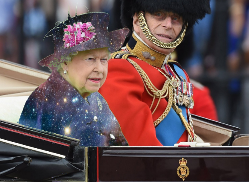 Ľudia na internete preobliekajú kráľovnú do vtipných kostýmov. 