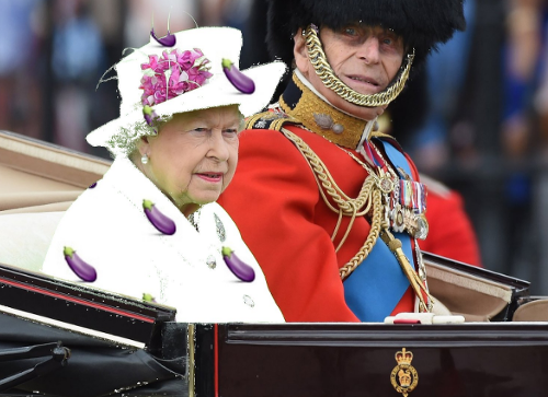 Ľudia na internete preobliekajú kráľovnú do vtipných kostýmov. 