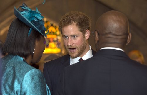 Princ Harry v družnej debate počas recepcie v Guildhall.