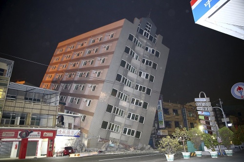 Zemetrasenie s magnitúdou 6,4 zrútilo budovy.