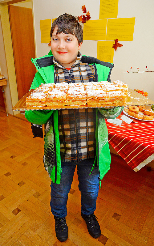 Šimon Maceják (12) zo Spišskej Novej Vsi si z bohatej ponuky vybral jablkový koláč. 