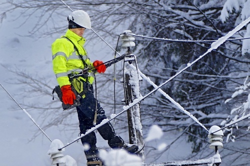 Prácu elektrikárov sťažoval ťažký sneh a mráz.