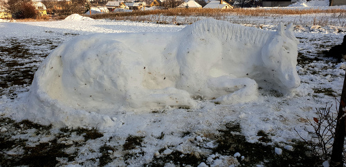 Nádherný kôň zo snehu čitateľky Petry sa nachádza vo Veľkých Bedzanoch.