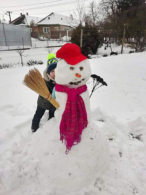 Snehuliaka sme postavili z dobrého sypkého snehu,“ vysvetlila Jolika.