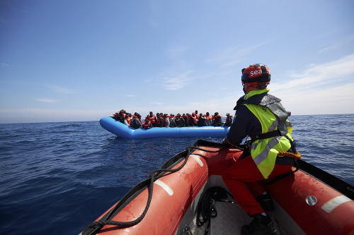 Loď zachránila migrantov v stredu neďaleko Líbye.