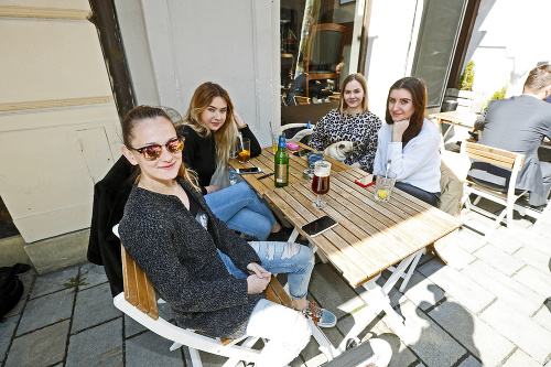 Sofi a (18), Laura (19), Bianka (19) a Laura (18) si užívajú slnečné dni v kruhu kamarátok.