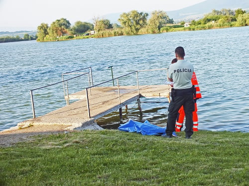  Činianske jazero, 9. júna 2019 o 18.45 hod.: Imricha († 15) našli tam, kde aj skočil. Pod betónovým mólom.