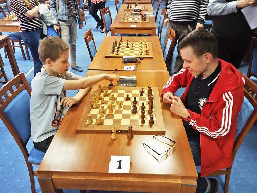 Na turnajoch pravidelne hráva so staršími súpermi. 