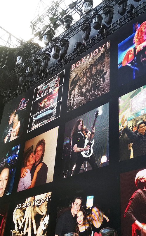 Na európskom turné Jona Bon Joviho sa objavila fotka slovenských fanúšikov.