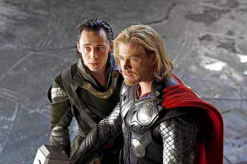 Filmový Loki (vľavo) a Thor