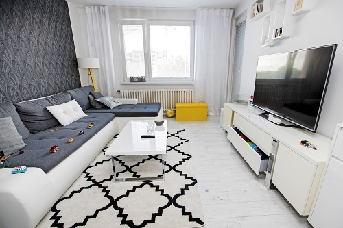 Obývačka je ladená do svetlých farieb v kombinácii so sivou.