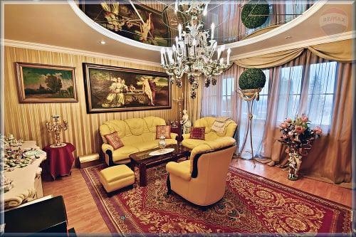 Obývačka má 100 m2 a sú tam koberce od Versaceho.