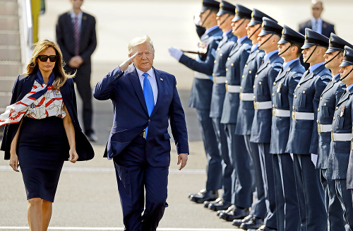 Trump čelil narážkam na salutovanie, keďže nebol v armáde.