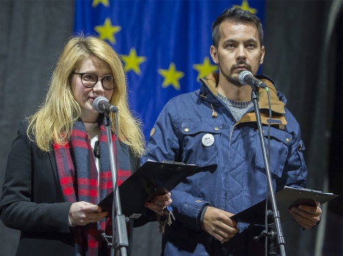 Organizátori protestu Karolína Farská a Juraj Šeliga