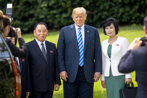 Minister Kim Jong-čchol a Kim Sung-hjes Trumpom. Oboch poslali do tábora.