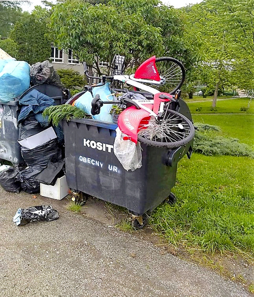 Vyhodený v kontajneri: Zdieľaný bicykel niekto vyložil na komunálny odpad.