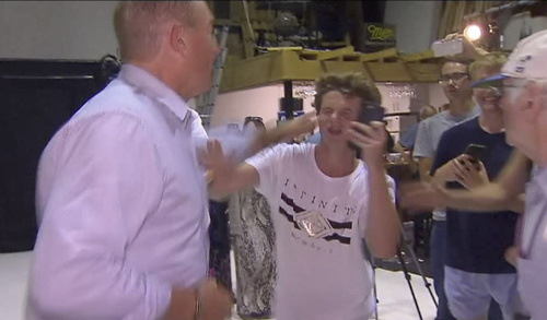 Austrálsky senátor Fraser Anning fackuje tínedžera, ktorý mu rozbil vajíčko o hlavu.