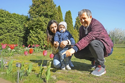 Ľubomír (58) s manželkou Margitou (20) a so synčekom Samuelkom (1,5) zostali z nevšedného tulipánu prekvapení.